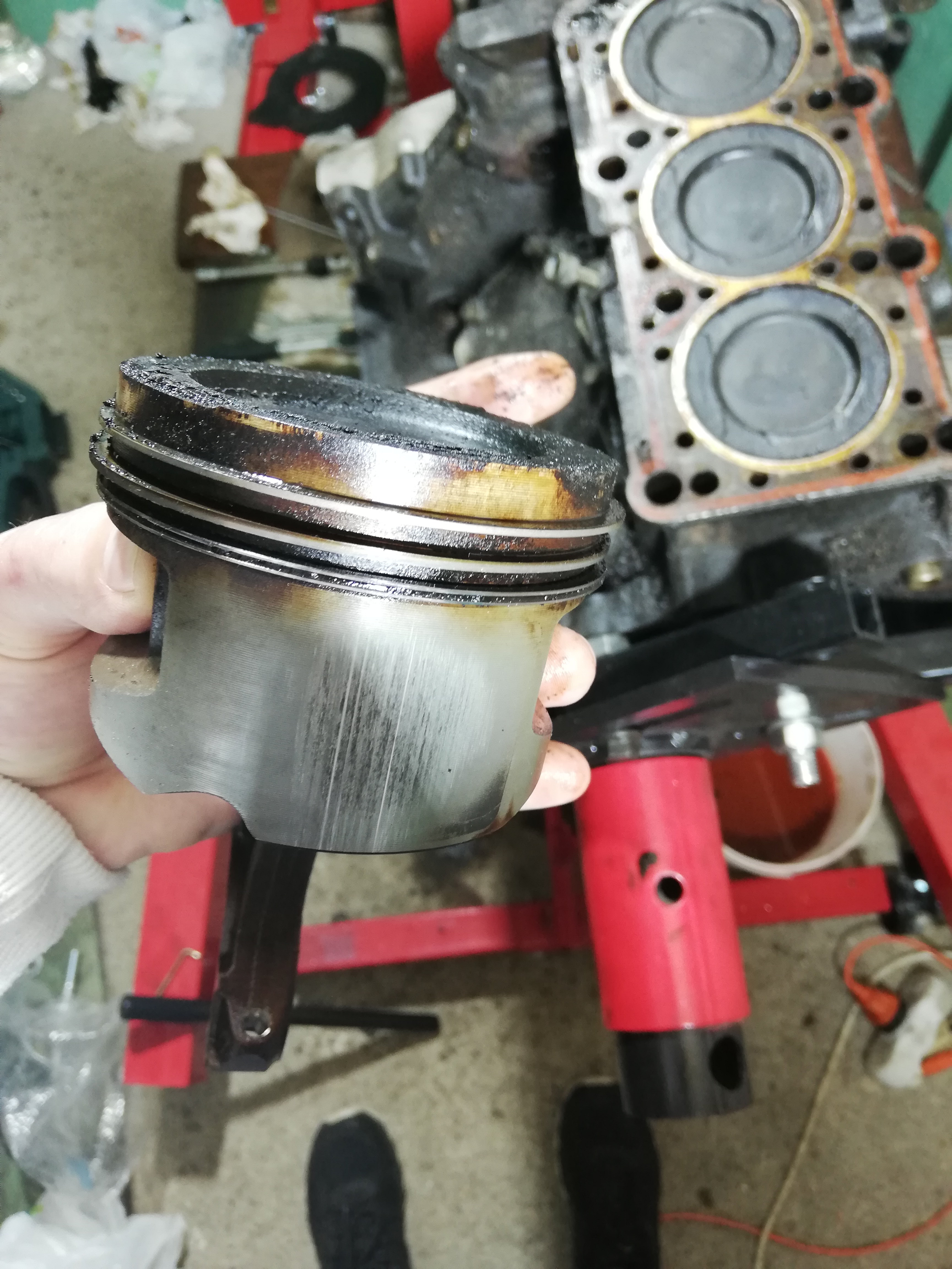 Cylinder wygląda podobnie na dwóch pozostałych. Rysy wyczuwalne pod paznokciem. Koszt sześciu tłoków nadwymiarowych +/- 3.5tyś. Powierzchnia chonownicza w połowie wylizana na lustro. Próg tak samo wyczuwalny ok milimetr.